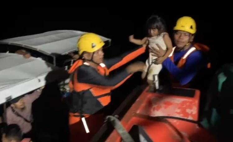 Kapal RB 218 Dumai Berhasil Selamatkan Puluhan Wisatawan yang Terombang Ambing di Perairan Pulau Rupat