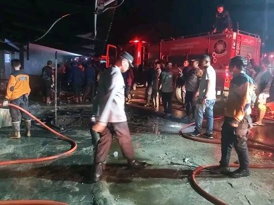 Sijago Merah Kembali Mengamuk, 2 Rumah Petak, 3 Ruko dan Rumah Kayu Hangus Terbakar, Kerugian Ditafsir Ratusan Juta