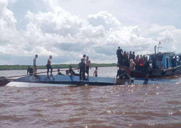 Innalillahi!!! Kapal SB Evelin Calisa 01 Tujuan Tanjung Pinang Terbalik di Pulau Burung, Inhil, 3 Penumpang Tewas, Selebihnya Dalam Pencarian