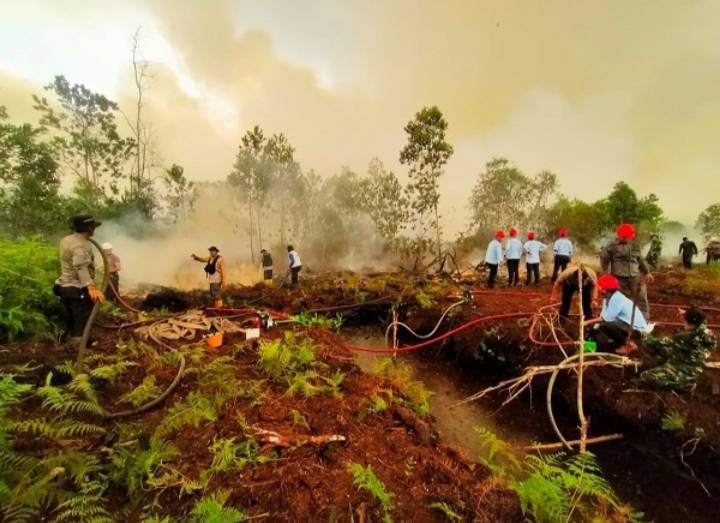 2 Hari Idul Fitri, Satgas Karhurla Kota Dumai Masih Berjibaku Memadamkan Api