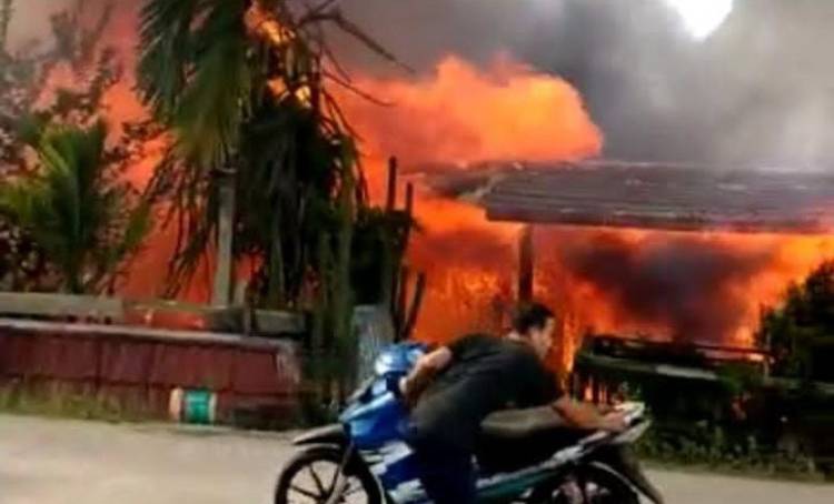 Astaghfirullah!!! 2 Rumah Semi Permanen di Meranti Ludes Terbakar