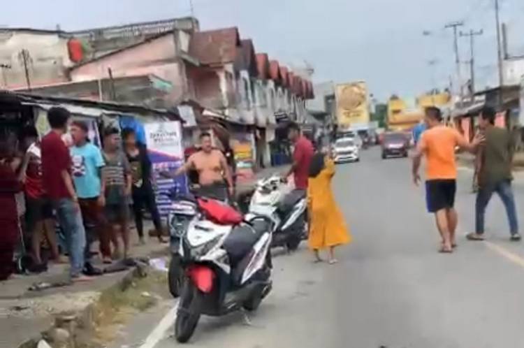Viral di Medsos!!! Sekelompok Pemuda Serang Pasar Lubuk Jambi, Kuansing