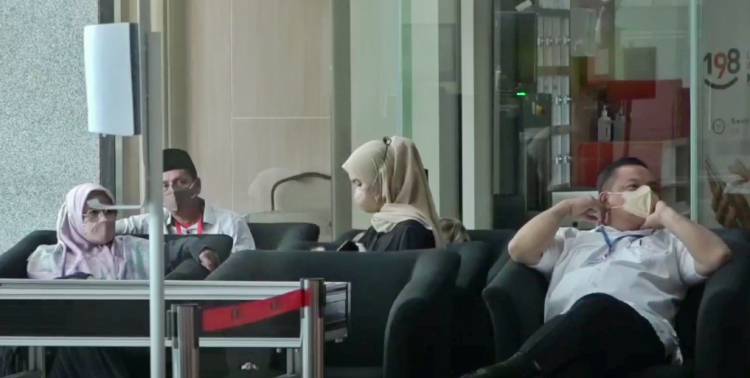 Sekdaprov Riau SF Harianto Datang ke KPK Bersama Istri dan Anak