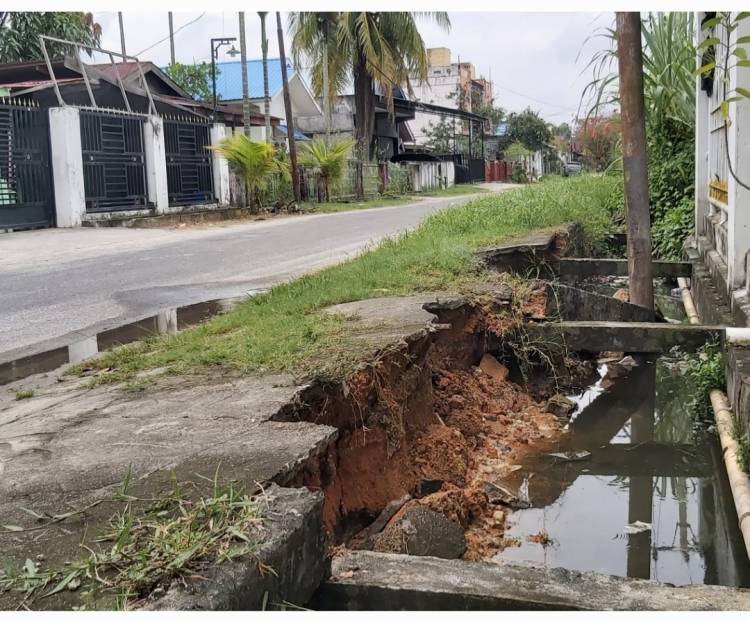 Akibat Getaran Ledakan Kilang Pertamina, Drainase di Bumi Ayu Ambrol