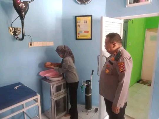 Kejam!!! Bayi Laki-Laki Dibuang Ibunya Dalam Plastik Warna Merah di Teras Rumah Warga