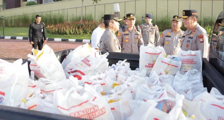 Kapolda Riau Bagikan 2.000 Paket Bantuan Kemanusian untuk Negeri Buat Masyarakat