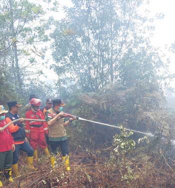 Sebelum Ikut Padamkan Api, Gubri Sholat Istisqa di Lokasi Karhutla Pinang Kampai, Kota Dumai