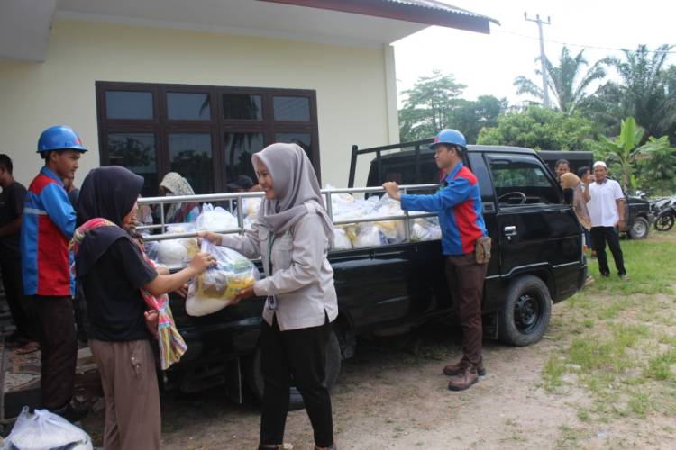 Apical Dumai Serahkan Ribuan Paket Sembako ke Masyarakat Sekitar Perusahaan