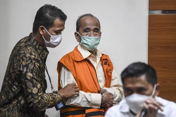 Annas Maamun Serahkan Uang Rp1,01 Miliar kepada Enam Anggota DPRD Riau