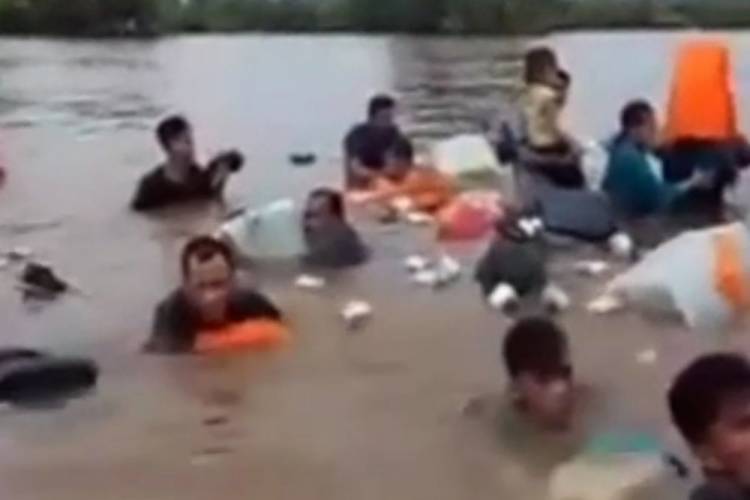 Kapal Terbalik di Sungai Indragiri, Puluhan Penumpang Berenang Selamatkan Diri