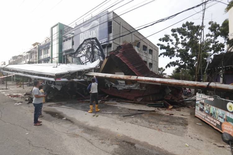 Billboard Roboh Menimpa Gapura dan Tempat Warga Berjualan di Jalan Duyung