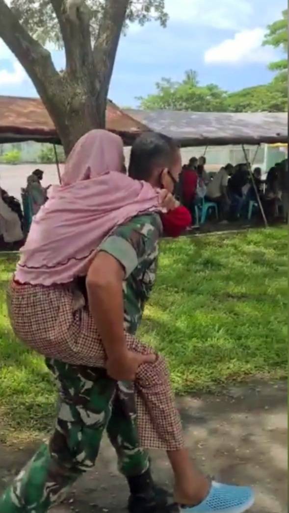 Gendong Lansia Sakit, Aksi Babinsa 01 Kodim 0320 Dumai Menuai Pujian