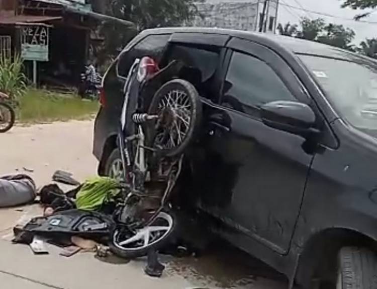 Hantam Xenia, Pengendara Supra Terjungkal, Kaki Patah, Tubuh Penuh Luka