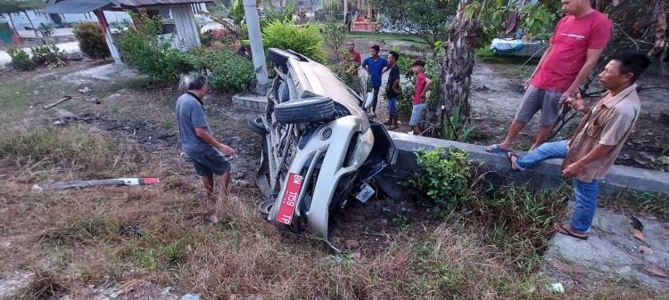Kejar RoRo Menuju ke Dumai, Mobil Dinas Kelautan dan Perikanan Terjungkal di Pulau Rupat