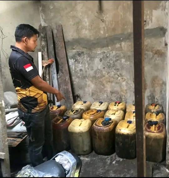 Gerebek Rumah Penimbunan BBM, Jajaran Polda Riau Amankan 22 Jerigen BBM Jenis Solar, Pemilik Kabur