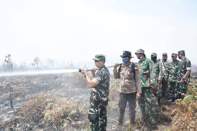 TNI-Polri Berjibaku Padamkan Karhutla, Danrem 031/WB Brigjend TNI Dany Rakca: Saya Bangga dengan Kalian