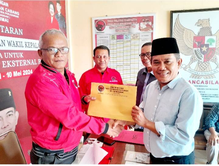 Pilkada 2024, Tokoh Pendiri Kota Dumai Antarkan Formulir Pendaftaran ke PDIP