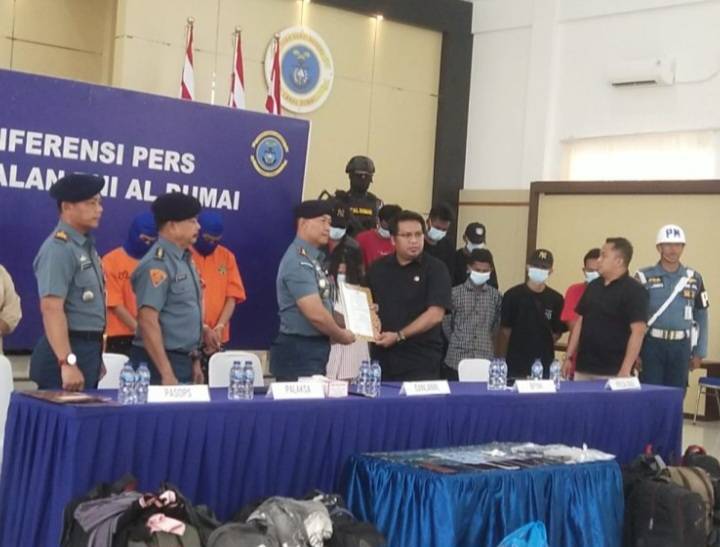 Tim F1QR Lanal Dumai Tembak Mesin Kapal Penyelundupan Orang ke Malaysia