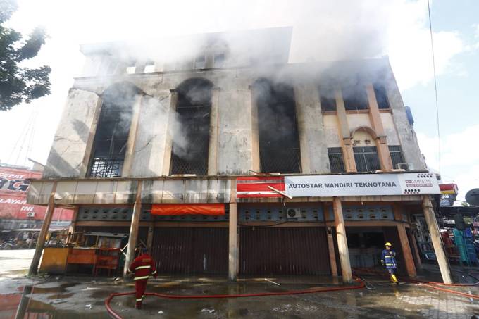 Ruko Menjual Spare Part Mobil di Pekanbaru Ludes Terbakar