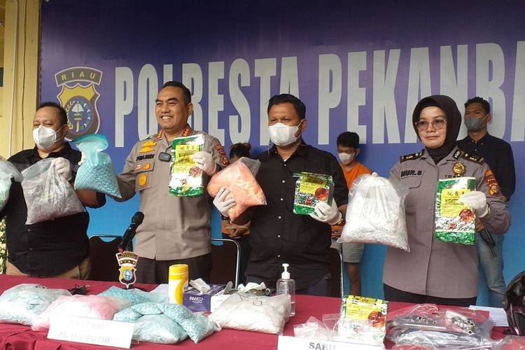 Polisi Ringkus Pasutri di Pekanbaru, Toko Baju Jadi Samaran untuk Transaksi Narkoba