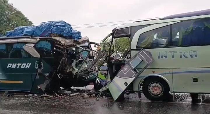 Lakalantas Hari Ini di Riau: Bus Intra dan PMTOH Laga Kambing di Jalan Lintas Rohil, 2 Penumpang Luka Parah
