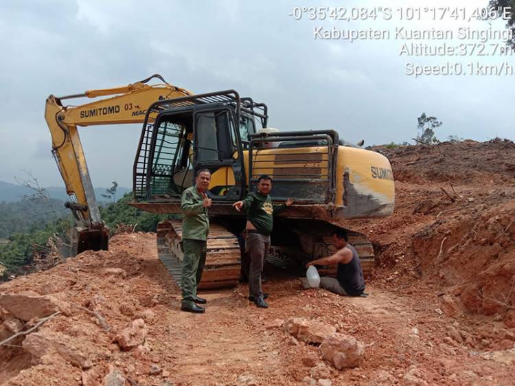 Rambah Hutan Lindung, 2 Ekskavator Diamankan DLHK Riau
