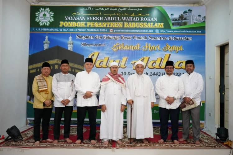 Gubri Syamsuar Laksanakan Salat Id di Ponpes Babussalam