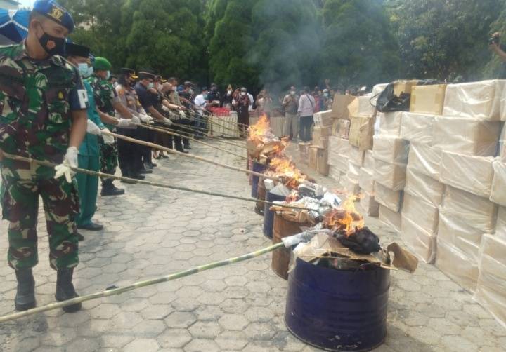 KPPBC Dumai Musnahkan Barang Milik Negara Hasil Penindakan Senilai 3,5 M