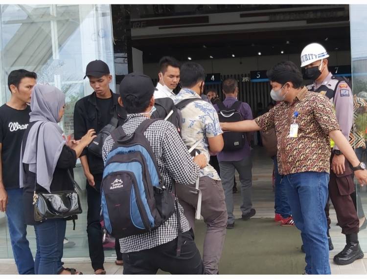 Bantah Berita Pungli, Imigrasi Dumai Malah Bagi-bagi Amplop ke Wartawan