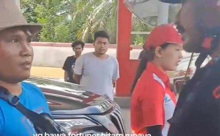 Geger!!! Istri Naik Fortuner Serobot Antrean di SPBU, Anggota Brimob Polda Riau Adu Mulut dengan Sopir Truk