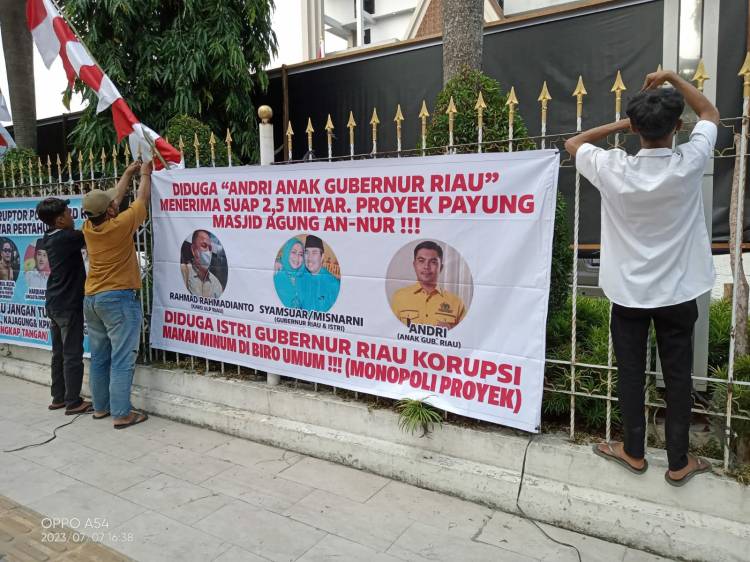 Heboh!!! Spanduk Anak Gubernur Riau Dituding Terima Suap Proyek Payung Elektrik Terpasang Dipagar Kantor Kejati