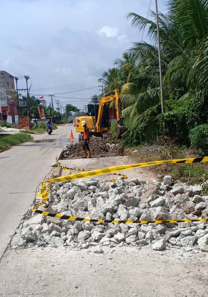 Apical Dumai Perbaiki Jalan dan Turap Parit Lingkungan Masyarakat Lubuk Gaung