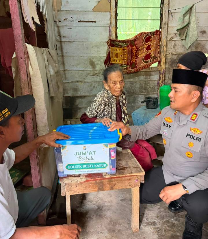 Polsek Bukit Kapur Salurkan Bantuan Sembako Lewat "Jum'at Berkah"