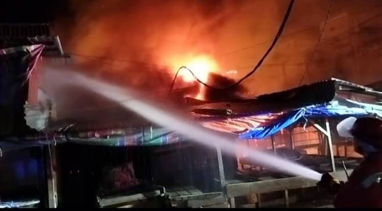Jelang Subuh Tadi, Pasar Bunda Sri Mersing Dumai Dilalap Jago Merah
