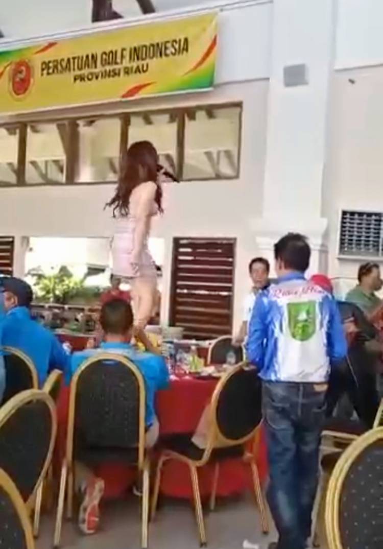 Hiburan Turnamen Golf Gubernur Riau, Wanita Seksi Joget di Atas Meja Tamu