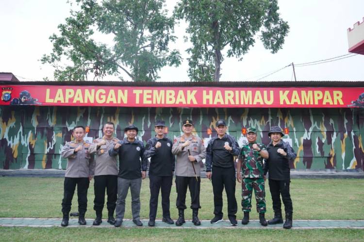 Kunker ke Riau, Kepala BNN RI Coba Lapangan Tembak Mako Brimob