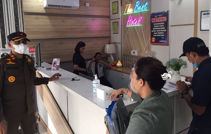 Satpol PP Keliling Minta Warga Dumai Pasang Bendera