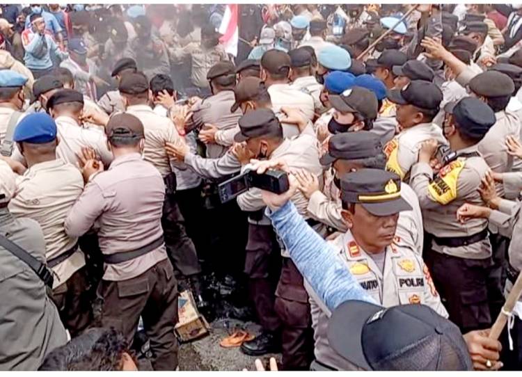 Eksekusi Lahan di Siak Ricuh, 4 Luka-luka, 1 Orang Terbakar