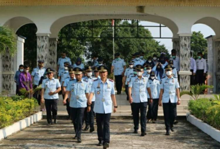 Peringati HDKD ke 77, Kanim Gelar Upacara Tabur Bunga di Makam Pahlawan