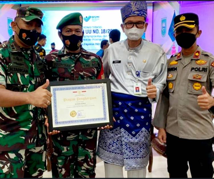 Berhasil Cegah PMI Ilegal, Dandim Dumai Hermansyah Tarigan Terima Penghargaan