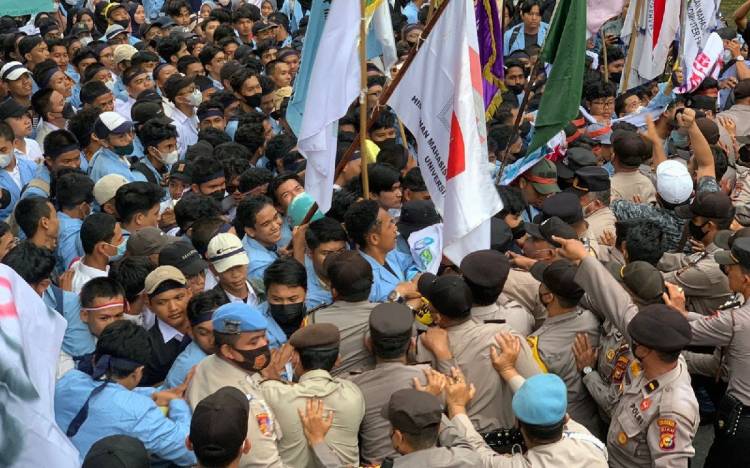 Demo Mahasiswa Riau Tolak Kenaikan Harga BBM Bentrok dengan Polisi