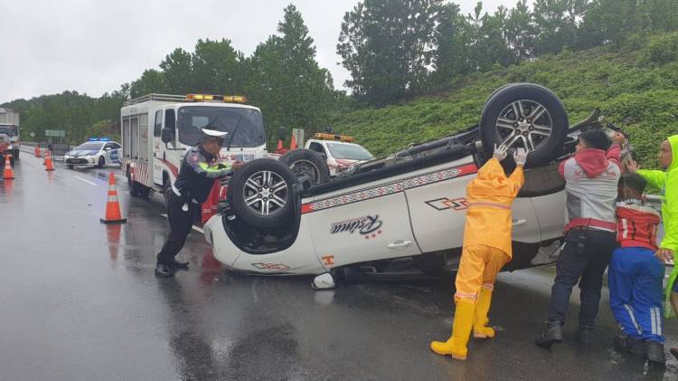 Tabrak Pembatas Bahu Jalan, Fortuner Terbalik di Tol Permai
