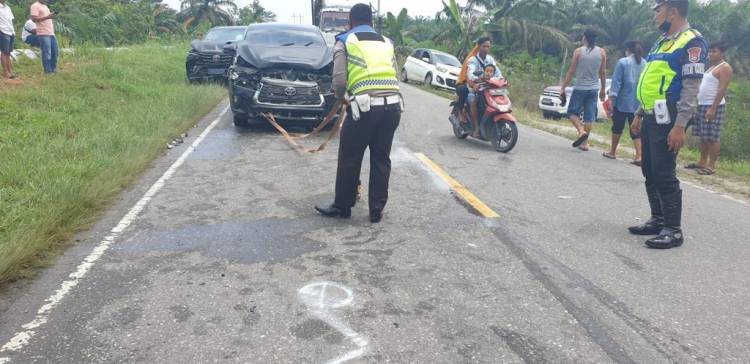 2 Fortuner dan 2 Toyota Inova Tabrakan Beruntun di Koto Gasib