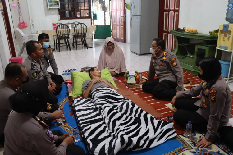 Peduli Terhadap Sesama, Kapolres Dumai Jenguk Personil yang Sakit Menahun