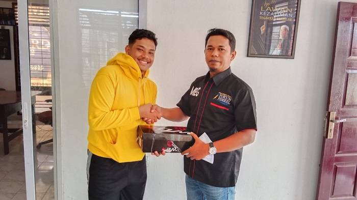 Forum Pemred Serahkan Hadiah Sepatu Sekolah kepada Siswa yang Lahir pada 17 Agustus