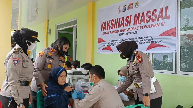 Polwan Polres Dumai dan Jajaran Laksanakan Vaksinasi Massal Dosis 1, 2 dan 3
