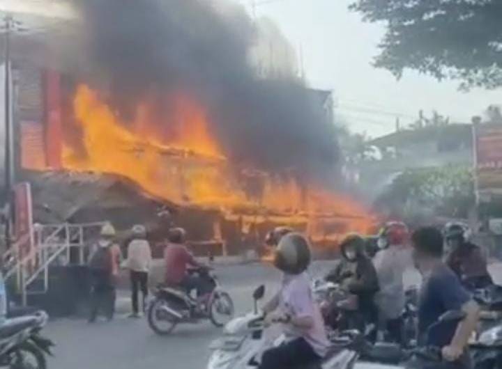 Lagi Sijago Merah Mengamuk di Riau Pagi Ini: Kayu Resto Jalan Hang Tuah Porak Poranda