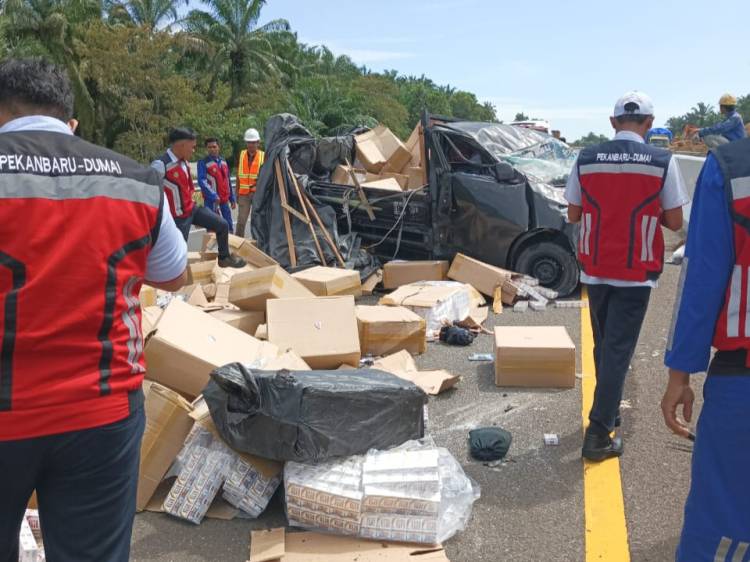 Bawa Rokok Ilegal, Mobil Pick Up Grandmax Terguling di Tol Pekanbaru-Dumai, Sopir Tewas