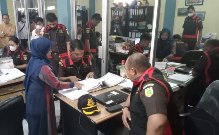 Dugaan Korupsi Rp13,5 Milyar, Kejari 7 Jam Geledah Kantor BPR Gemilang