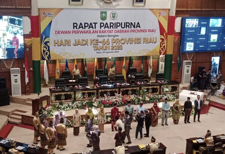 Mantan Presiden Riau Merdeka Dapat Penghargaan Bersama 11 Tokoh Lainnya